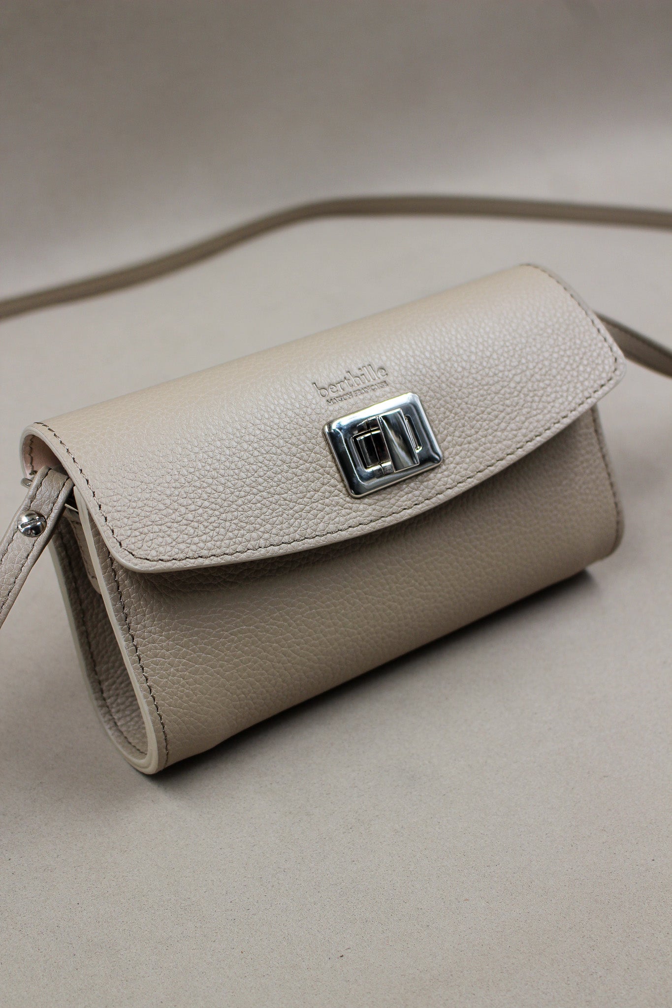 pochette Trotter cuir de vachette taupe avec fermoir argent 