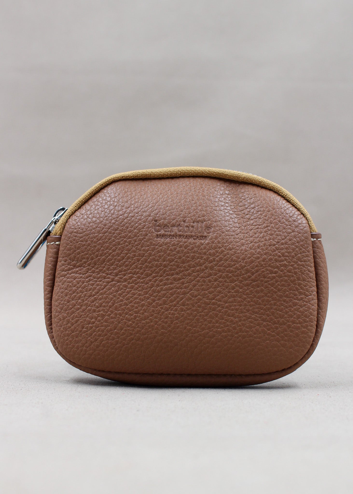 
Porte-monnaie cuir vachette coloris camel cognac, fait main fermeture zippée – Berthille Atelier de Maroquinerie