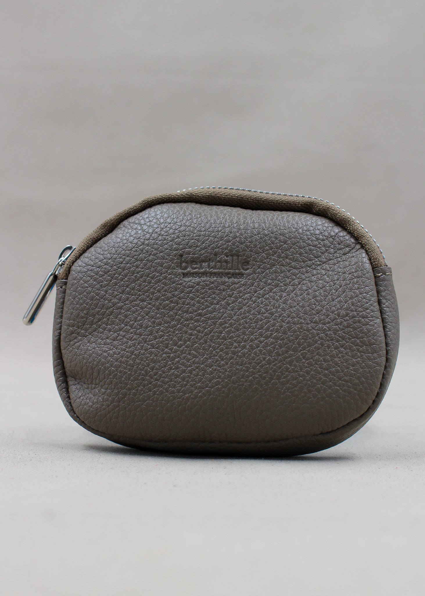 Porte-monnaie cuir artisanal coloris gris anthracite, petite maroquinerie zippée – Berthille Atelier de Maroquinerie