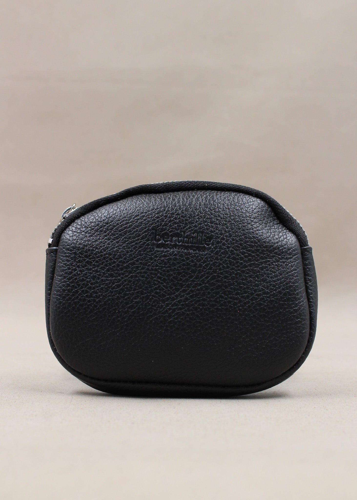 Porte-monnaie en cuir vachette coloris noir, forme ovale zippée artisanale – Berthille Atelier de Maroquinerie