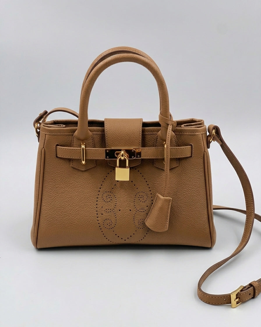 Sac à main Mini Vendôme en cuir camel vue de face, motif perforé bout fleuri, deux anses, cadenas doré, clochette en cuir et bandoulière amovible, fabriqué en France par Berthille