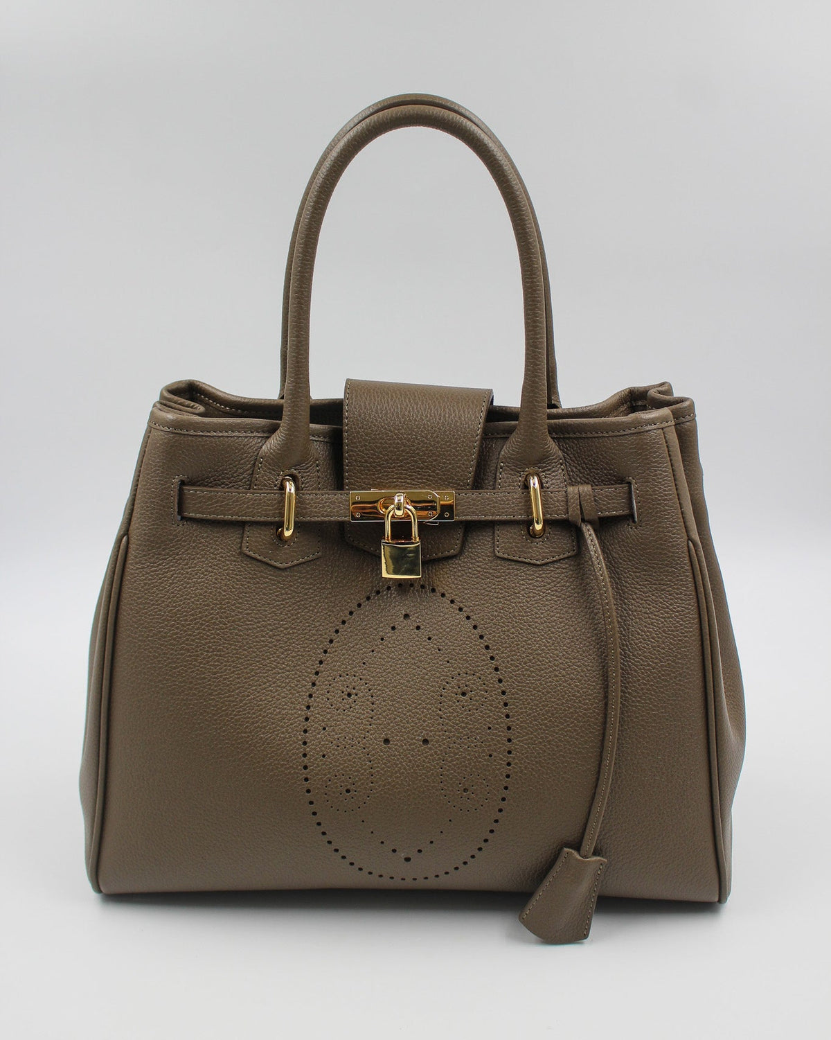 Sac à main Vendôme en cuir gris vue de face, motif perforé bout fleuri, deux anses, sangle ceinturée, cadenas doré et clochette en cuir, fabriqué en France par Berthille