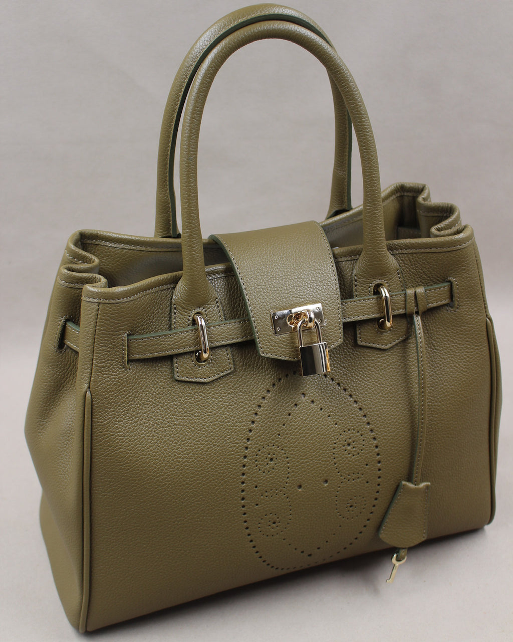 Sac à main Vendôme en cuir kaki vue de trois quarts, motif perforé bout fleuri, deux anses, sangle ceinturée, cadenas argenté, clé et clochette en cuir, maroquinerie artisanale française