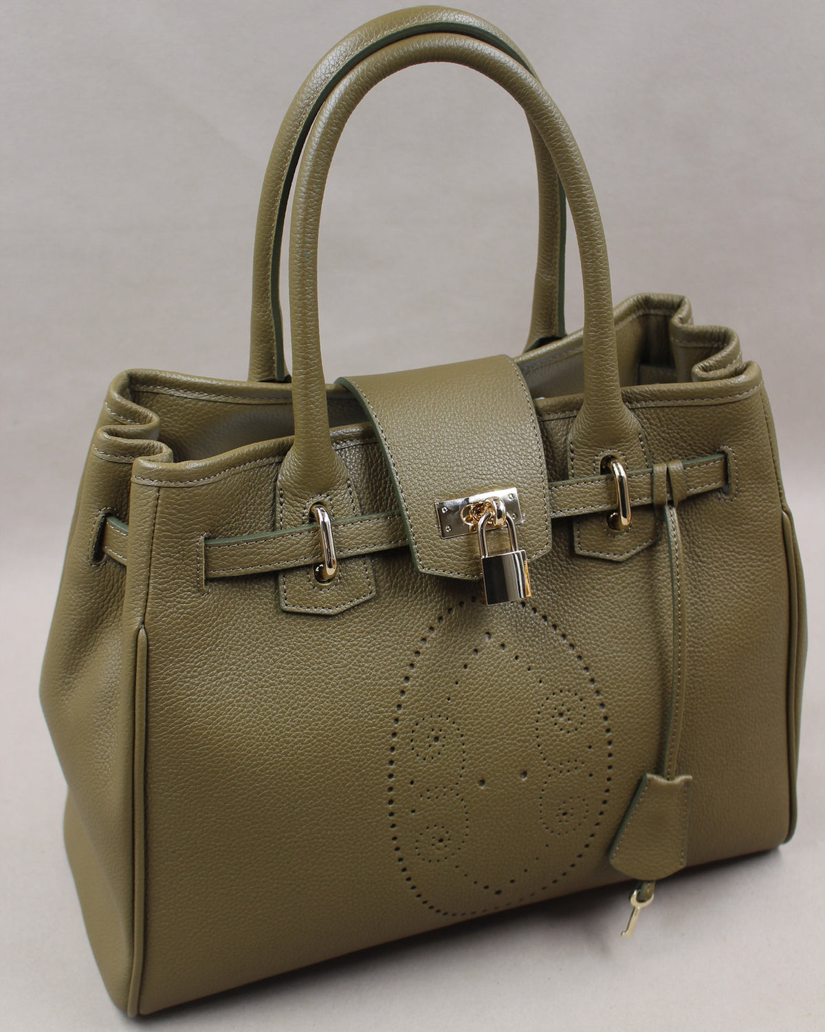 Sac à main Vendôme en cuir kaki vue de trois quarts, motif perforé bout fleuri, deux anses, sangle ceinturée, cadenas argenté, clé et clochette en cuir, maroquinerie artisanale française