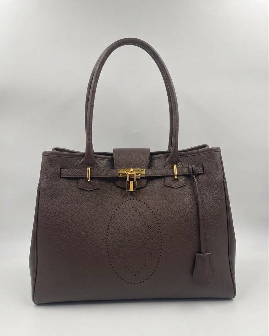 Sac à main Vendôme en cuir marron vue de face, motif perforé bout fleuri, deux anses, sangle ceinturée, cadenas doré et clochette en cuir, fabriqué en France par Berthille