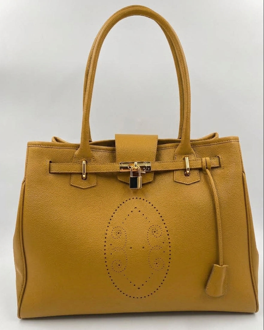 Sac à main Vendôme en cuir jaune moutarde vue de face, motif perforé bout fleuri, deux anses, sangle ceinturée, cadenas doré et clochette en cuir, fabriqué en France par Berthille