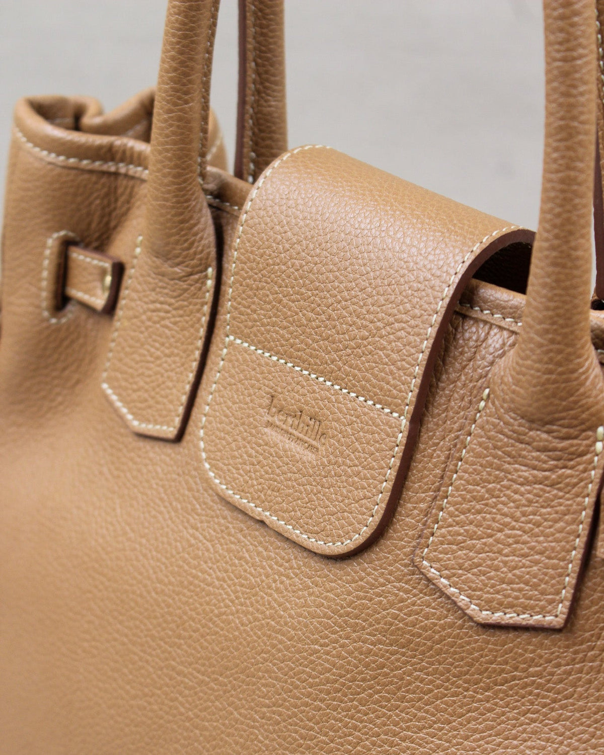 Dos du sac à main Vendôme en cuir camel grainé : deux anses, passant du rabat avec logo Berthille embossé et coutures sellier contrastées, fabrication artisanale française