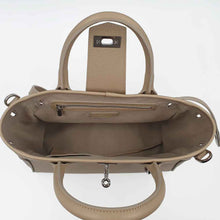 Charger l'image dans la galerie, Intérieur du sac Alcantara et Texture peau de chèvre Piedra du Mini Vendôme, artisanat de luxe
