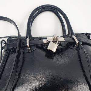 Sac bandoulière luxe en cuir vernis noir : compact, raffiné et pratique. Un accessoire intemporel, parfait pour sublimer vos tenues au quotidien. 