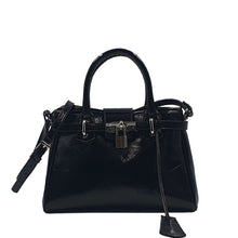 Charger l&#39;image dans la galerie, Sac bandoulière luxe en cuir vernis noir : compact, raffiné et pratique. Un accessoire intemporel, parfait pour sublimer vos tenues au quotidien. 
