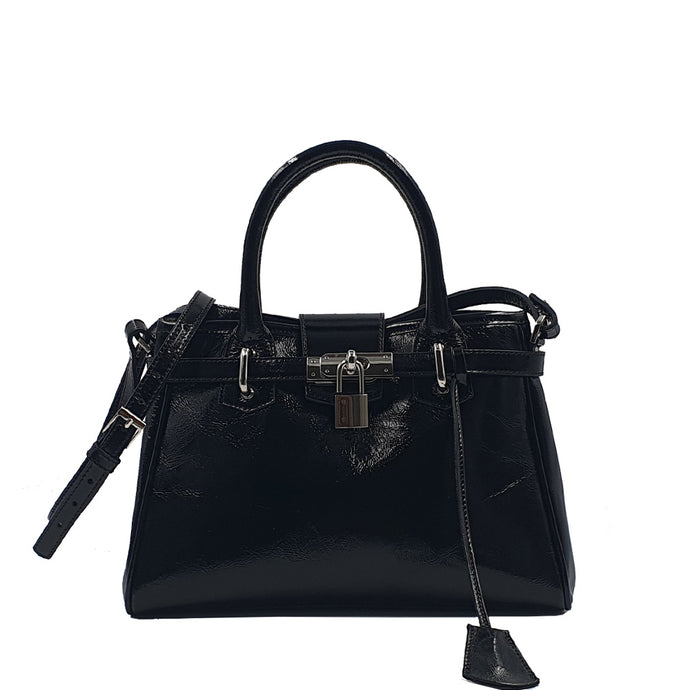 Sac bandoulière luxe en cuir vernis noir : compact, raffiné et pratique. Un accessoire intemporel, parfait pour sublimer vos tenues au quotidien. 