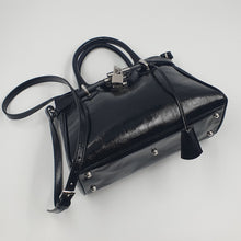 Charger l&#39;image dans la galerie, Sac bandoulière luxe en cuir vernis noir : compact, raffiné et pratique. Un accessoire intemporel, parfait pour sublimer vos tenues au quotidien. 
