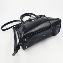 Charger l&#39;image dans la galerie, Sac bandoulière luxe en cuir vernis noir : compact, raffiné et pratique. Un accessoire intemporel, parfait pour sublimer vos tenues au quotidien. 
