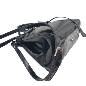 Sac bandoulière luxe en cuir vernis noir : compact, raffiné et pratique. Un accessoire intemporel, parfait pour sublimer vos tenues au quotidien. 