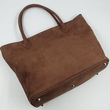 Charger l&#39;image dans la galerie, Alliant raffinement et fonctionnalité, ce grand cabas en cuir nubuck chocolat gourmand est conçu pour accompagner toutes vos journées avec style
