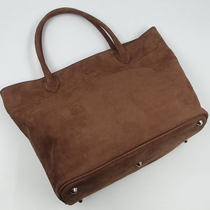 Alliant raffinement et fonctionnalité, ce grand cabas en cuir nubuck chocolat gourmand est conçu pour accompagner toutes vos journées avec style