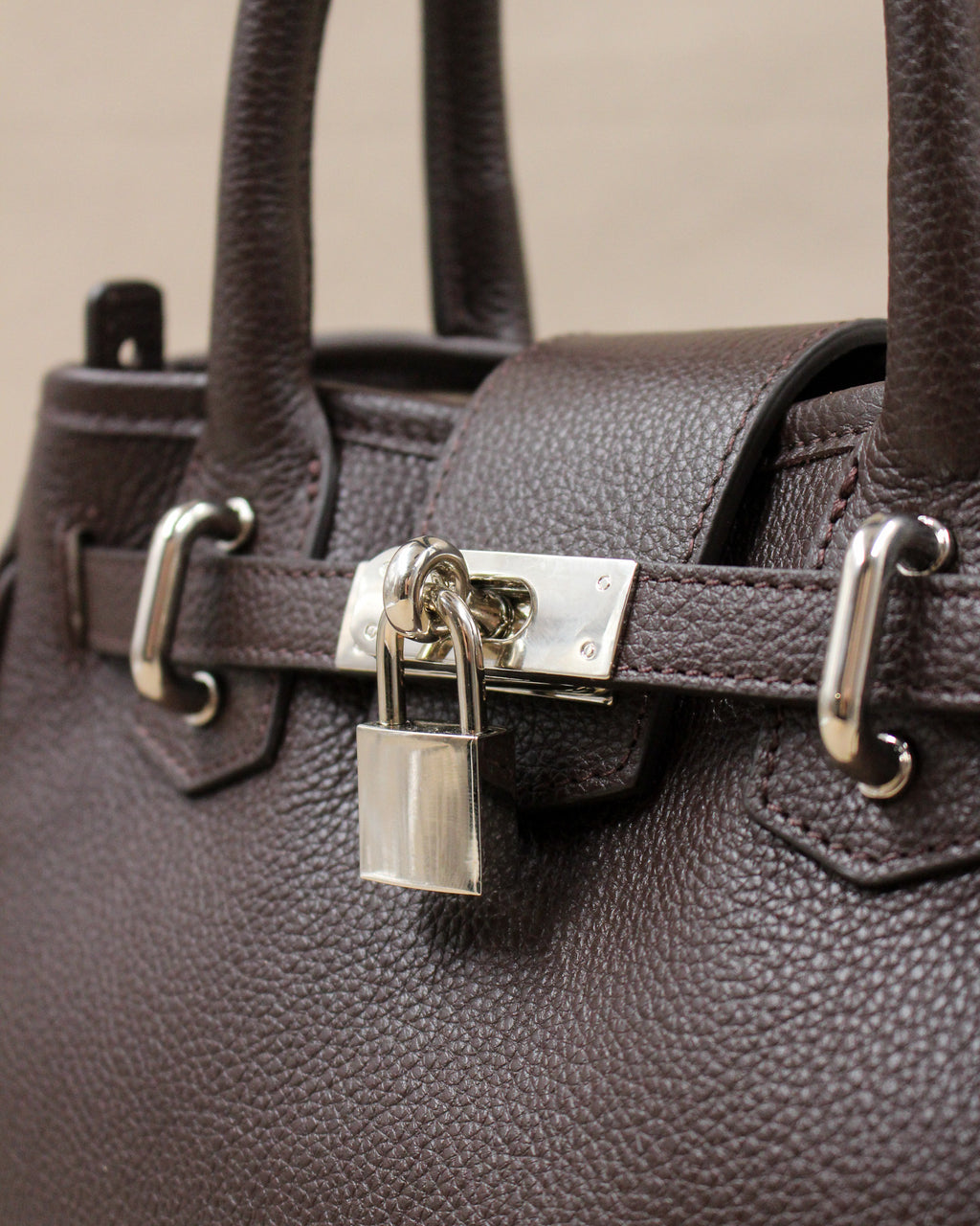 Sac en cuir Mini Vendôme marron, détail du fermoir cadenas argenté, BerthilleSac en cuir Mini Vendôme marron, détail du fermoir cadenas argenté, Berthille