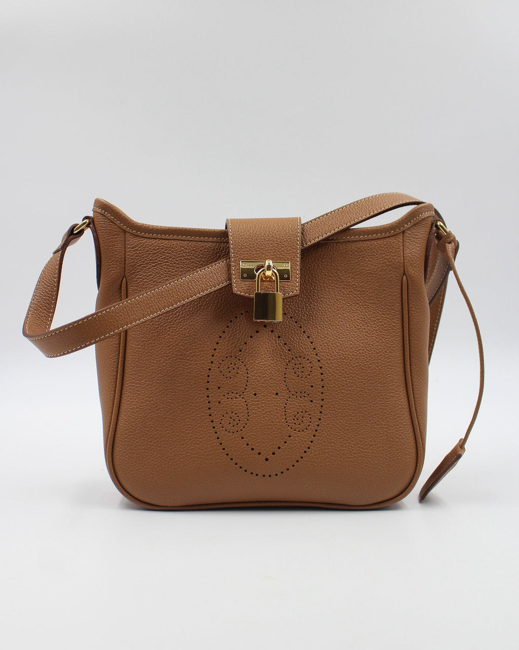 Sac porté épaule Trianon en cuir camel vue de face, motif perforé bout fleuri, rabat et cadenas dorés, fabriqué en France par Berthille