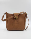 Sac porté épaule Trianon en cuir camel vue de face, motif perforé bout fleuri, rabat et cadenas dorés, fabriqué en France par Berthille
