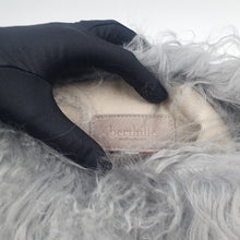 Charger l&#39;image dans la galerie, Sac à main Petit Hermine en Fourrure Agneau de Mongolie
