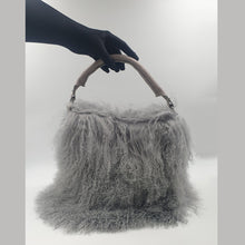 Charger l&#39;image dans la galerie, Sac à main Petit Hermine en Fourrure Agneau de Mongolie
