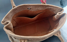 Load image into Gallery viewer, En pré-commande un magnifique sac en velours tressé Haute Maroquinerie Berthille
