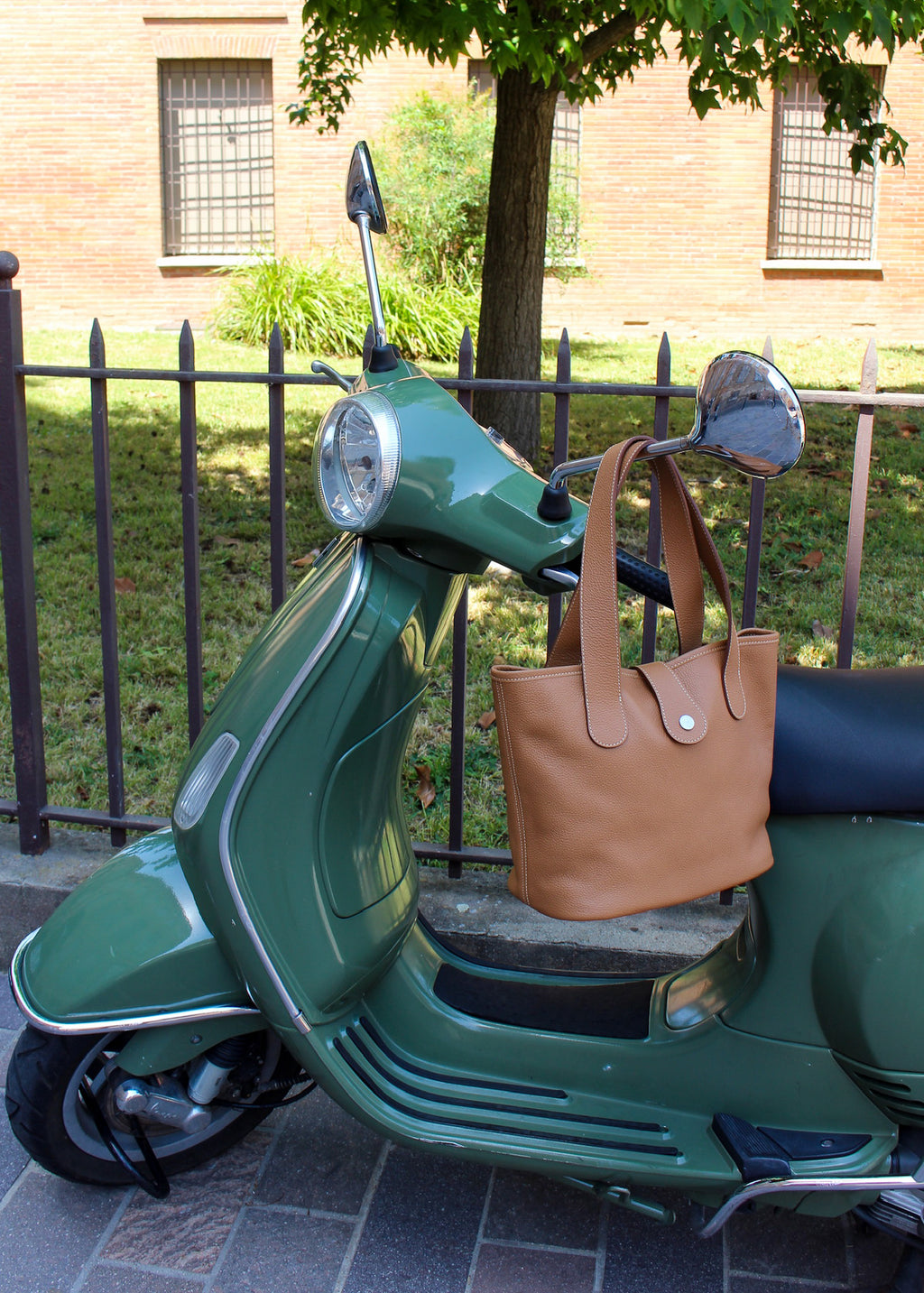 Sac Berthille Saint Barth couleur caramel sur un scooter Vespa vert 