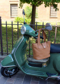 Sac Berthille Saint Barth couleur caramel sur un scooter Vespa vert 