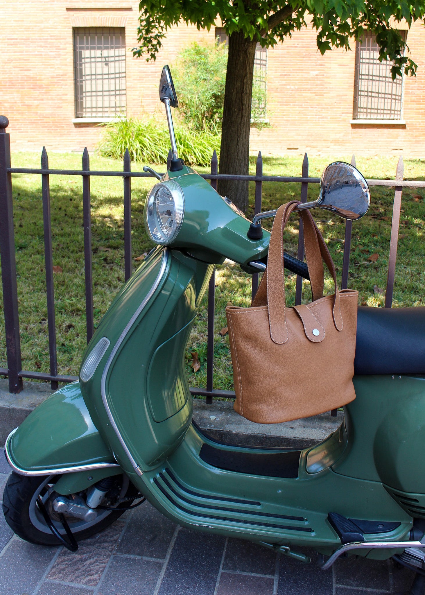 Sac Berthille Saint Barth couleur caramel sur un scooter Vespa vert 