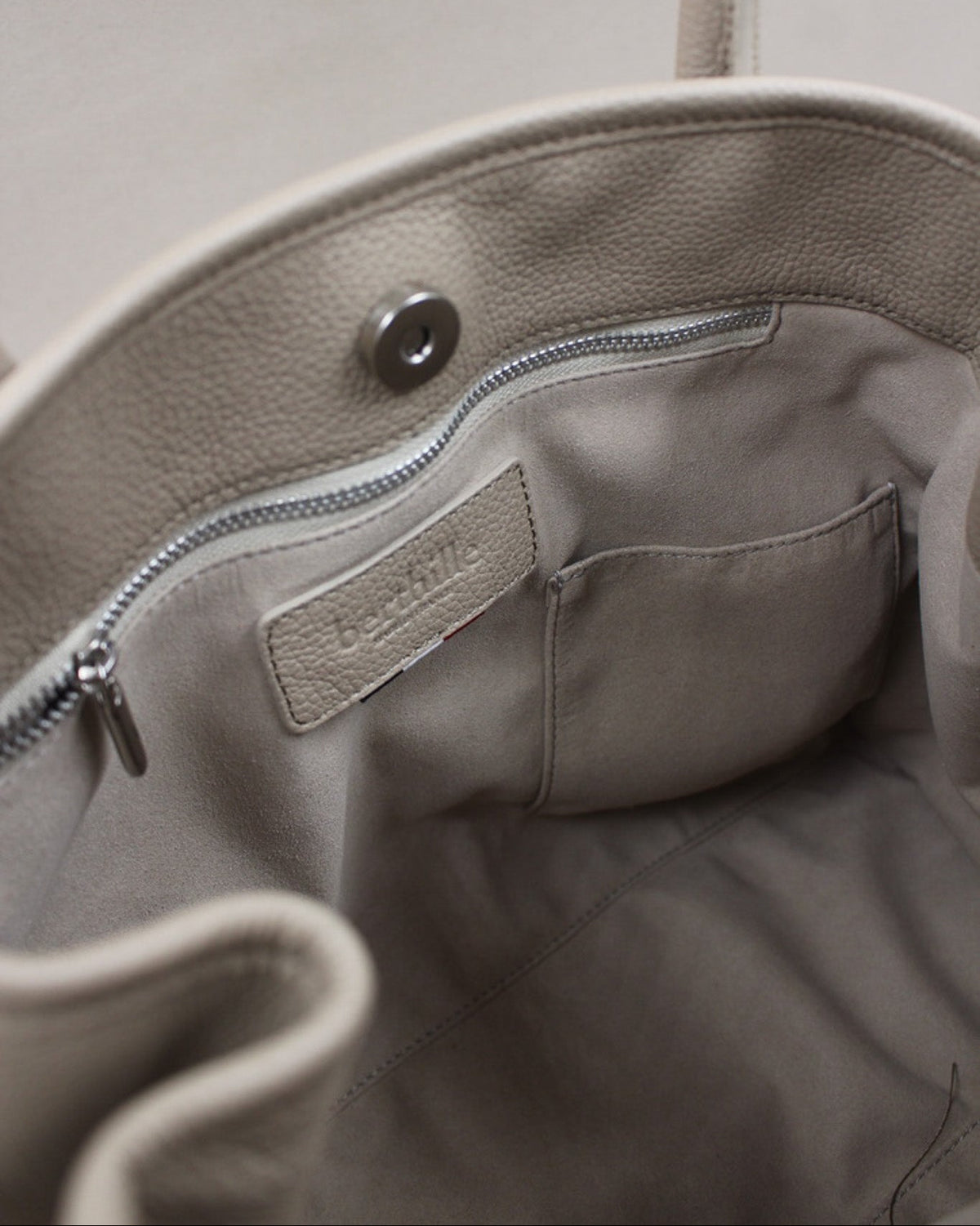 Intérieur sac cuir grainé taupe, poche zippée et doublure Berthille