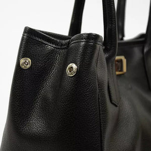 Sac en cuir noir porté épaule - Cuir Véritable - Maison Berthille