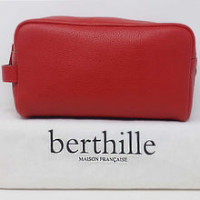 Load image into Gallery viewer, Trousse de toilette en cuir Rouge | Maison Berthille
