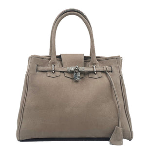 Le sac en nubuck Ceneré ne se contente pas de sublimer vos tenues : il incarne un art de vivre où raffinement, douceur et fonctionnalité se conjuguent dans une harmonie rare