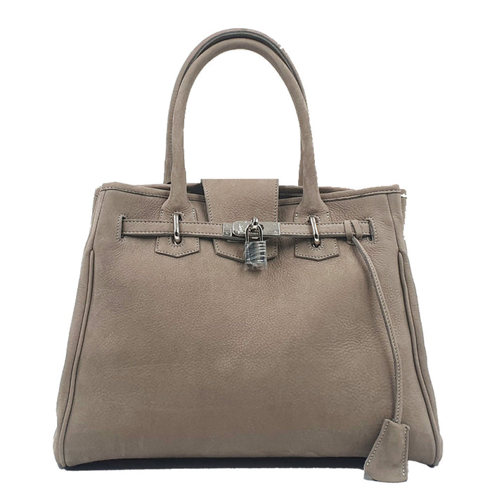 Le sac en nubuck Ceneré ne se contente pas de sublimer vos tenues : il incarne un art de vivre où raffinement, douceur et fonctionnalité se conjuguent dans une harmonie rare