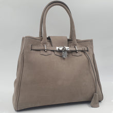 Charger l&#39;image dans la galerie, Le sac en nubuck Ceneré ne se contente pas de sublimer vos tenues : il incarne un art de vivre où raffinement, douceur et fonctionnalité se conjuguent dans une harmonie rare
