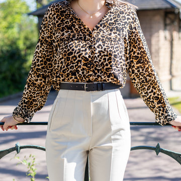 Ceinture Berthille Petite Étrivière couleur noir, tannage végétal, porté par notre mannequin.